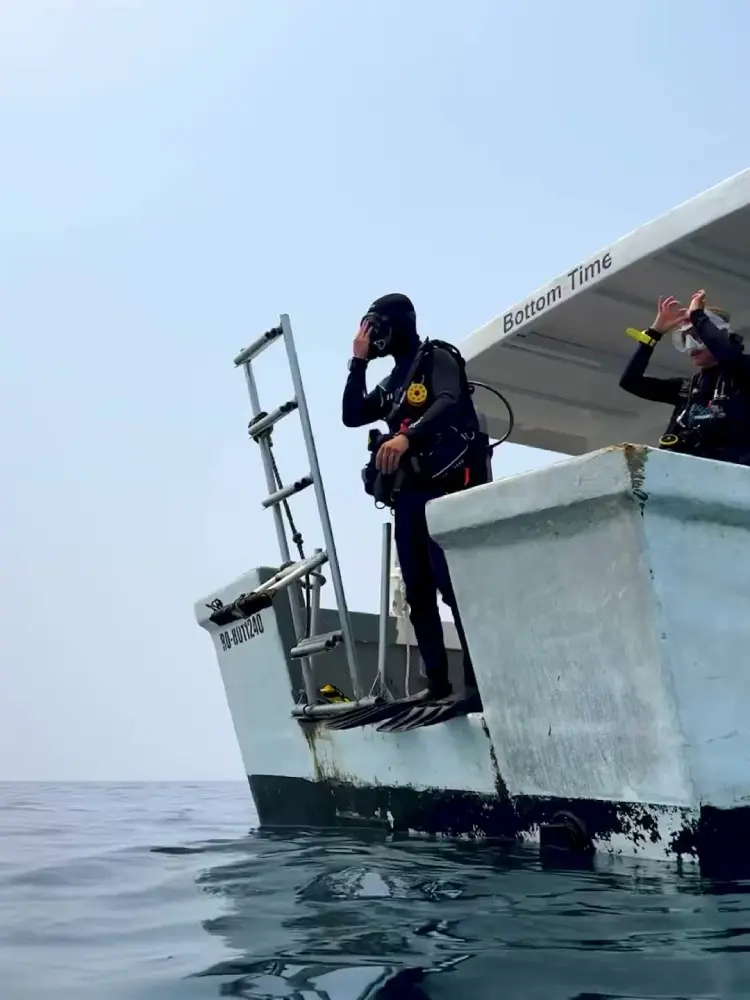 Buceador preparándose para una inmersión desde un yate